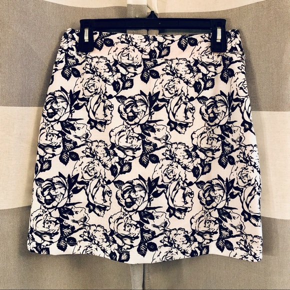 skirt skort in a black and white print  with pink trim and pockets. AMAZING!! - Picture 7 of 12